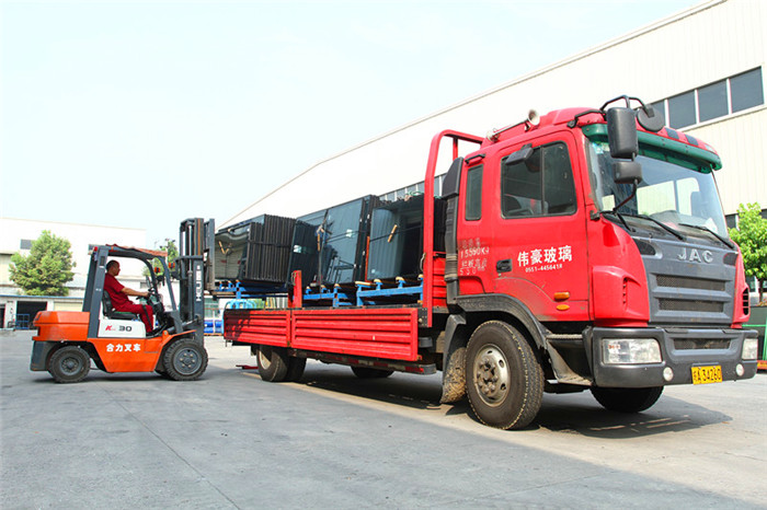 偉豪玻璃運(yùn)輸(shū)車(chē)